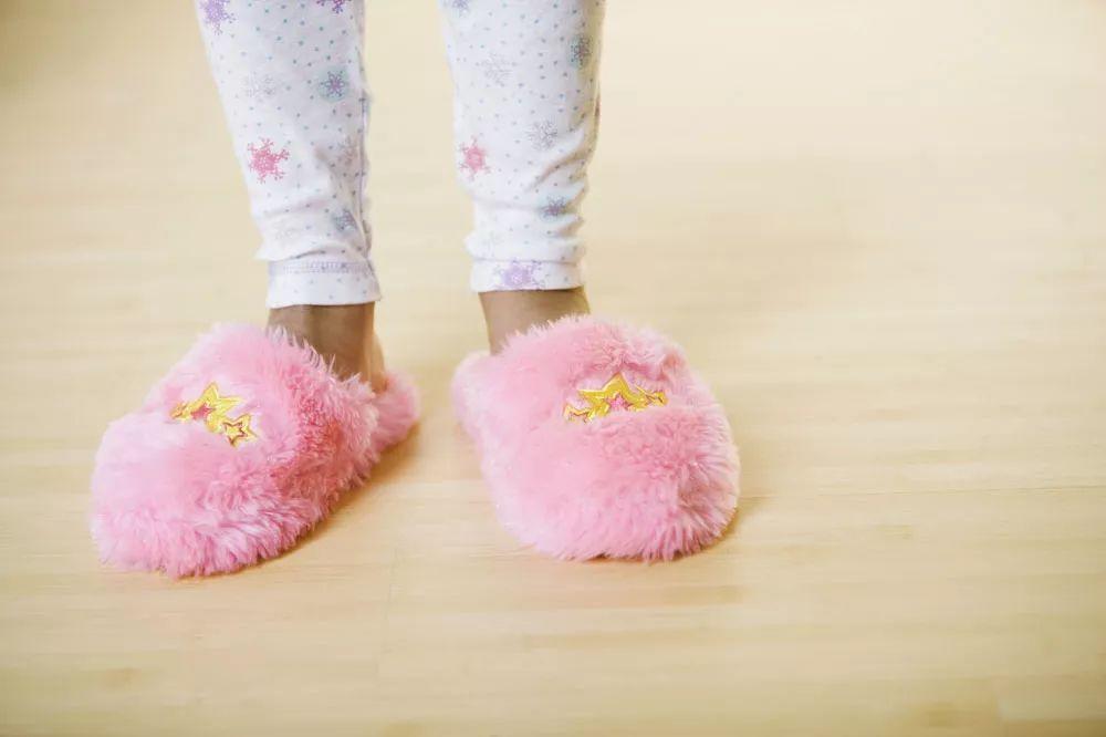 宝宝鞋子怎样穿不容易掉,宝宝穿比较肥的鞋对脚有什么危害