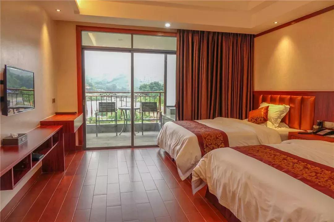 清远这座糖果色湖景汤泉别墅，私藏气派大瀑布和绝美草原！！