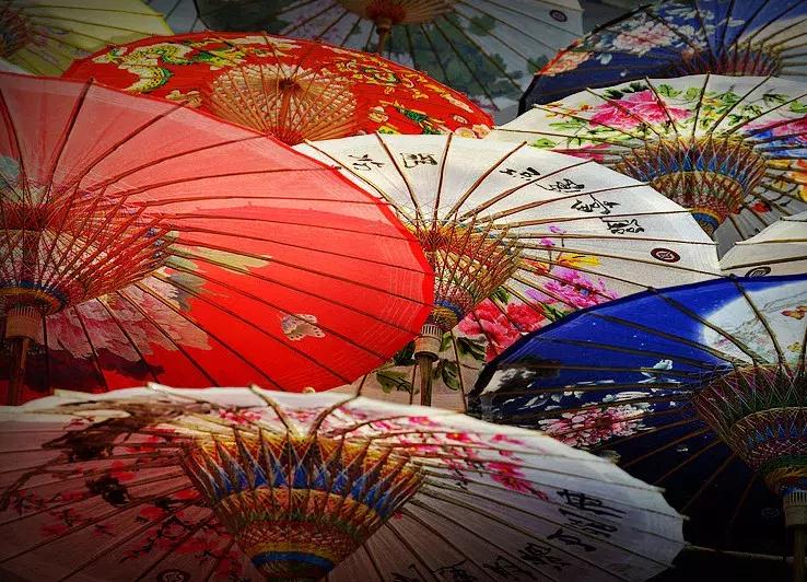 美丽的油纸伞江南水乡独特的风韵,撑一把油纸伞感受一种朦胧的美