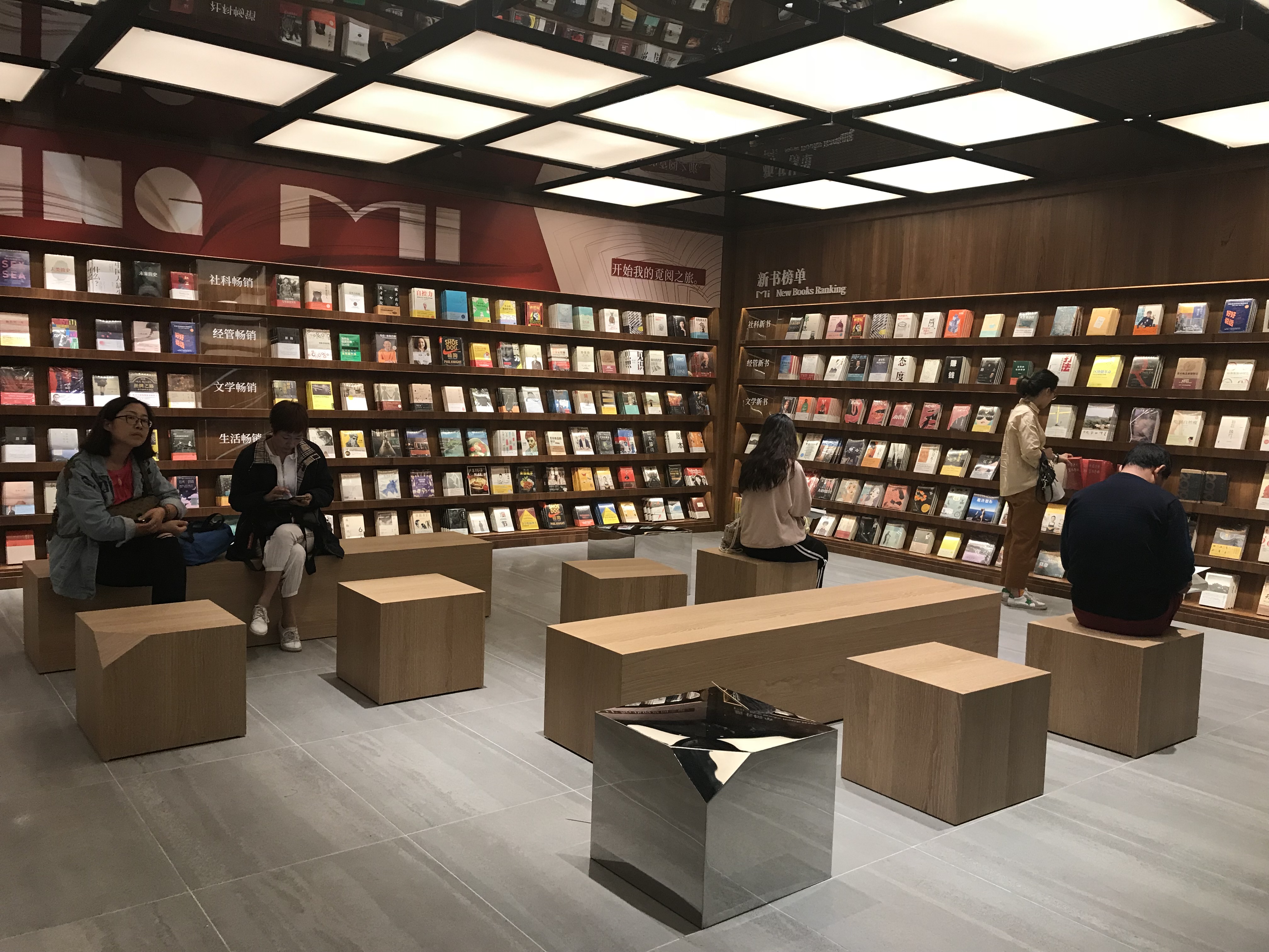 走了一万多步，手机充了两次电，都逛不完一个国贸城？！