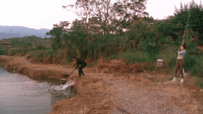 女子和大鱼搏斗,女子与大鱼的搏斗