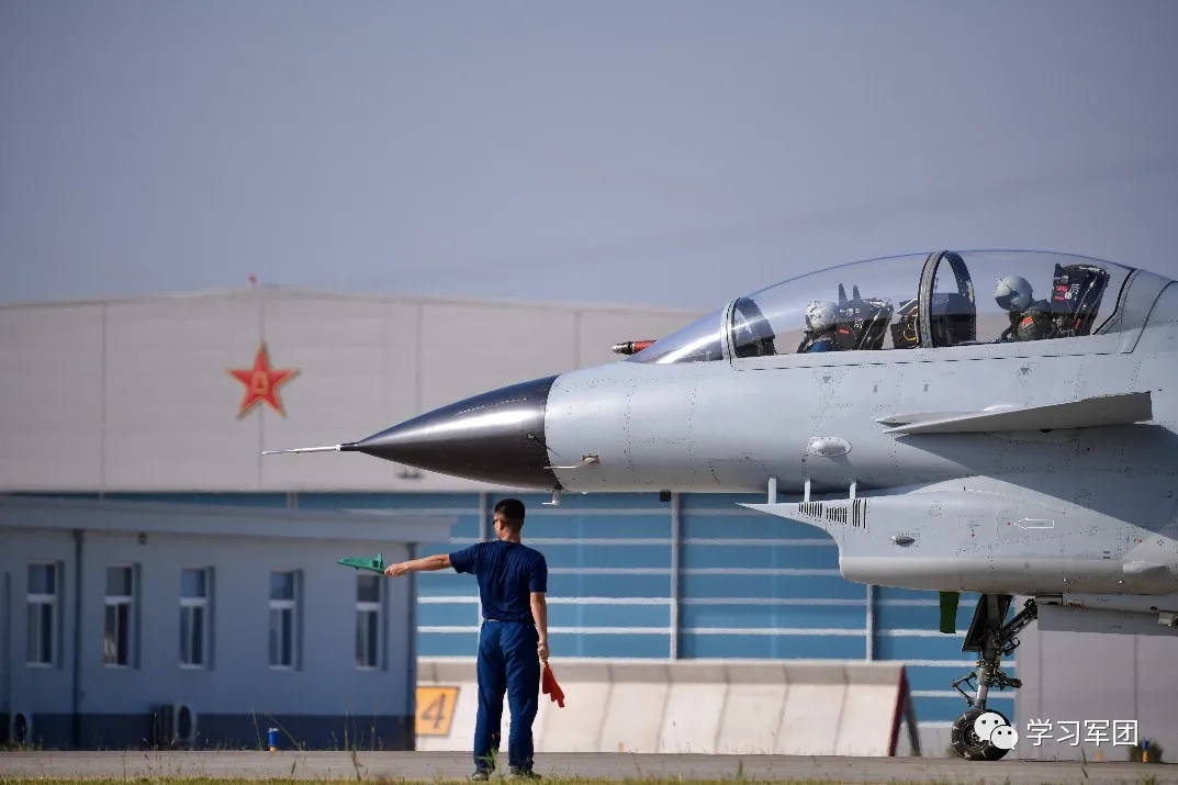 歼10飞行学员展翅蓝天,空军首批歼10飞行学员纪录片