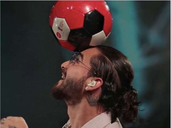 从足球少年到一代球王,从穷小子到足球巨星