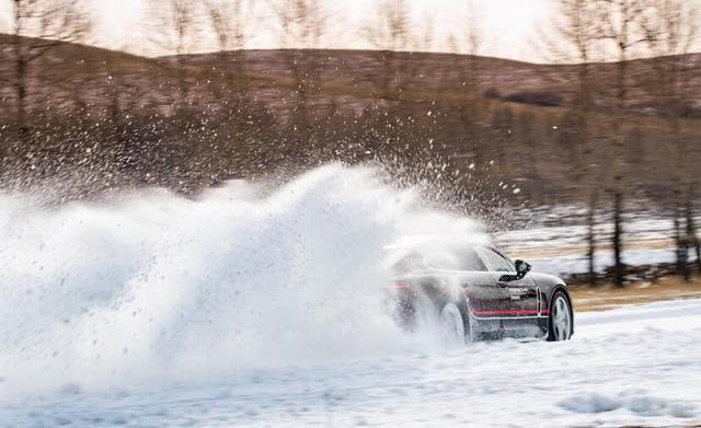 保时捷911冰面上漂移,保时捷汽车911玩雪