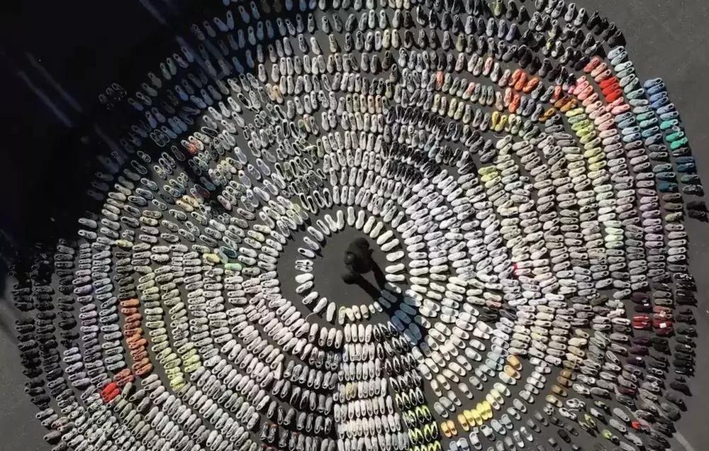 kanye把yeezy开到世界各地,kanye穿yeezy450