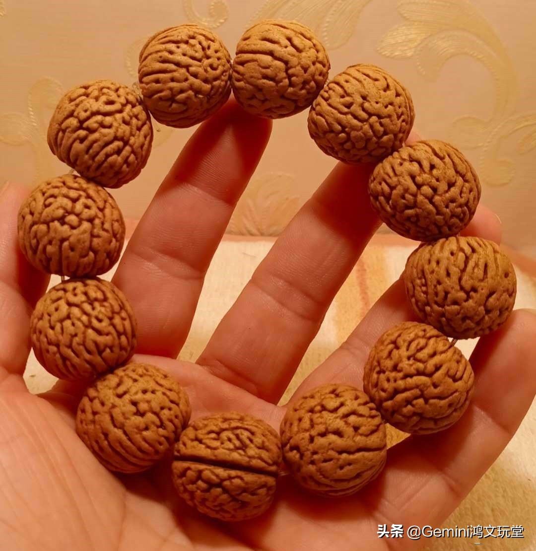 盘桃核戴手套好还是不戴手套好,戴手套和不戴手套盘桃核的区别