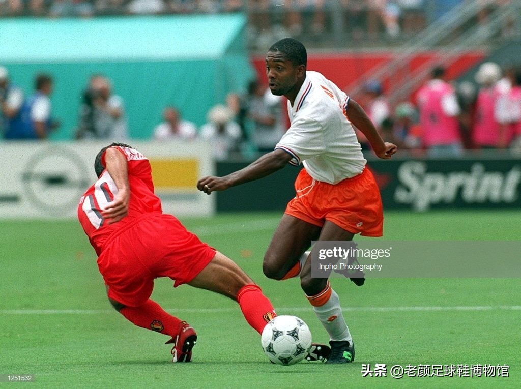 第一个穿白球鞋的足球运动员,第一个穿耐克篮球鞋的nba运动员