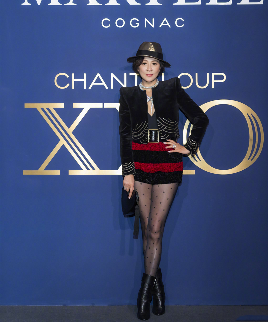 51岁刘嘉玲穿牛仔背带裤 (刘嘉玲同款连体牛仔裤)