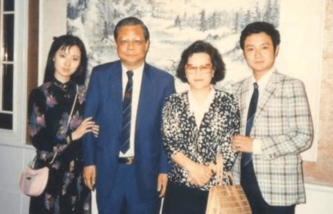 欧阳奋强的婚姻生活,18岁遇见初恋25岁与初恋步入婚姻