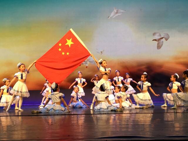 小学生爱国作文题目,最炫爱国风小学生作文