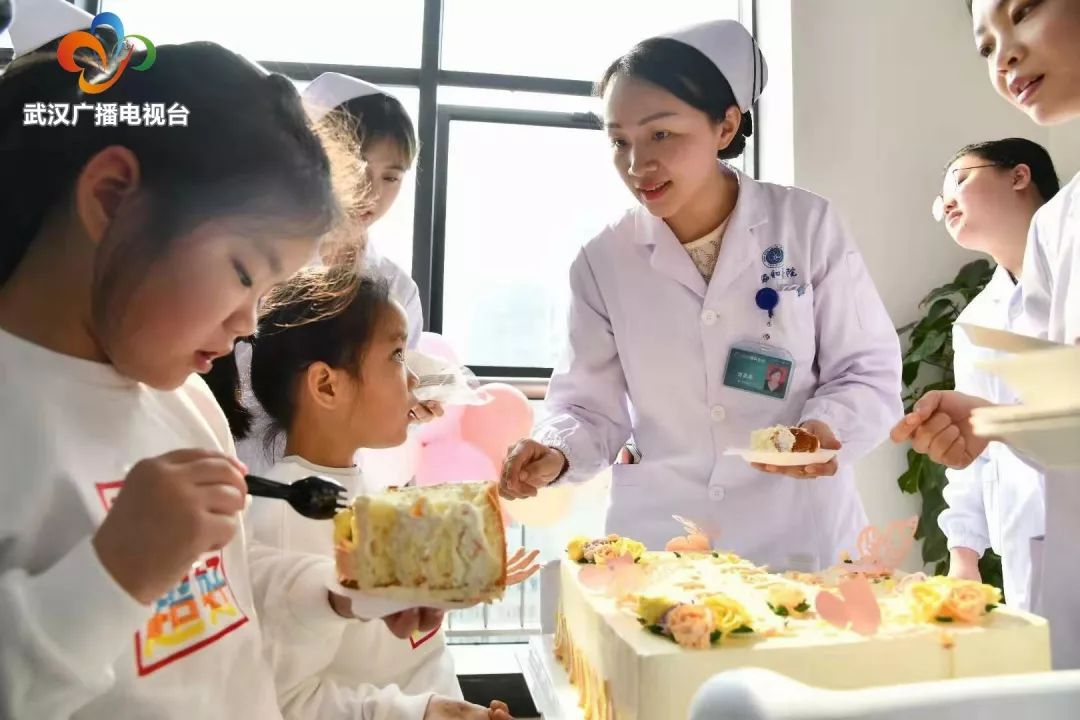 10年前的今天，这对罕见的连体女婴成功“分身”，如今她们牵手上学超暖心