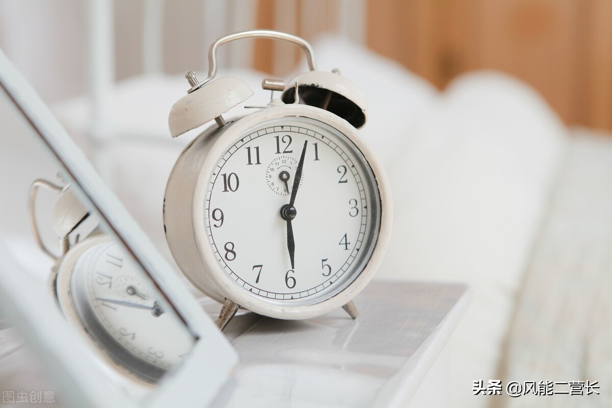 钟表顺时针旋转图,钟表为什么要左右转