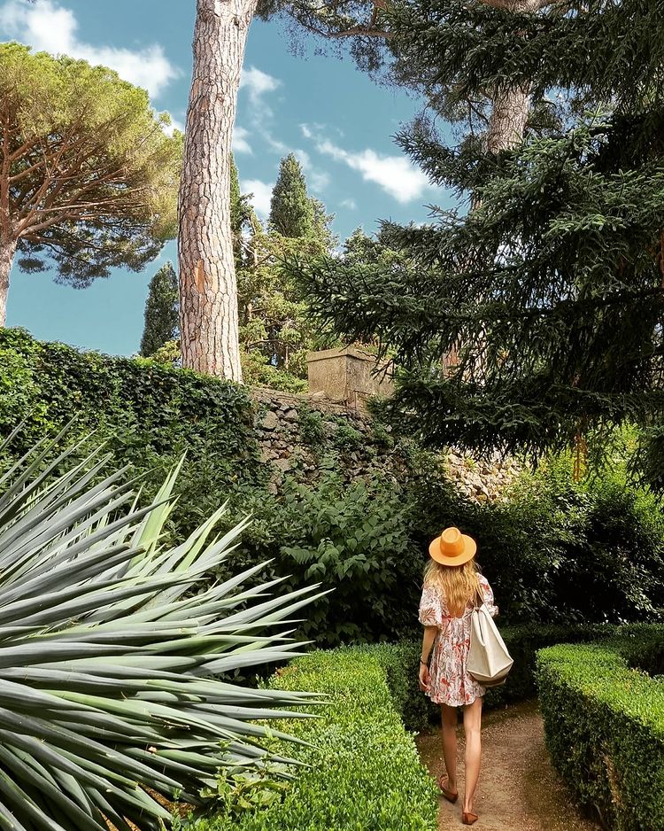 LV太子妃和老公恩爱游意大利！印花少女风穿搭真嫩，儿子比她都高