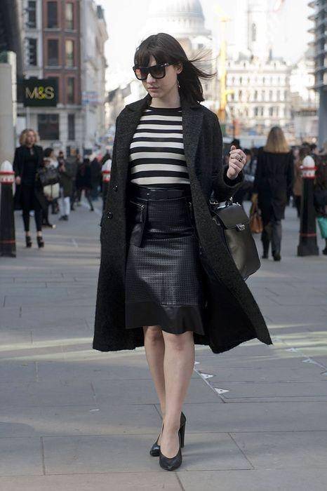 秋冬别总穿裤子了,今年流行“大衣+皮裙”,时髦显贵还很保暖