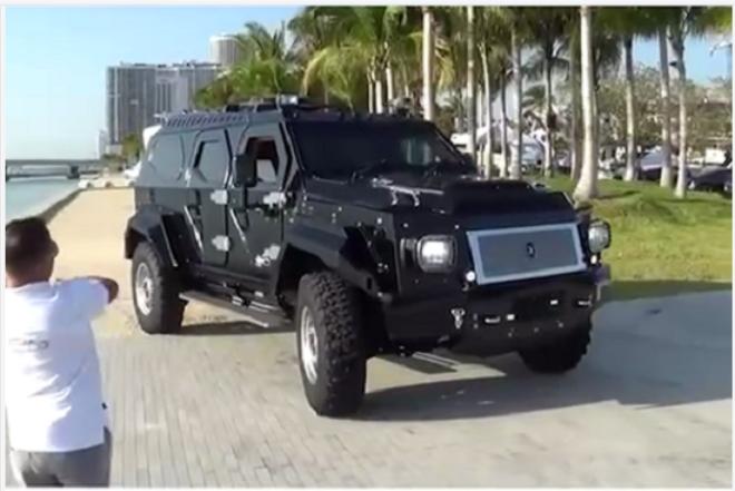 55岁大妈买1200万豪车，男销售弯腰相迎，全程微笑服务