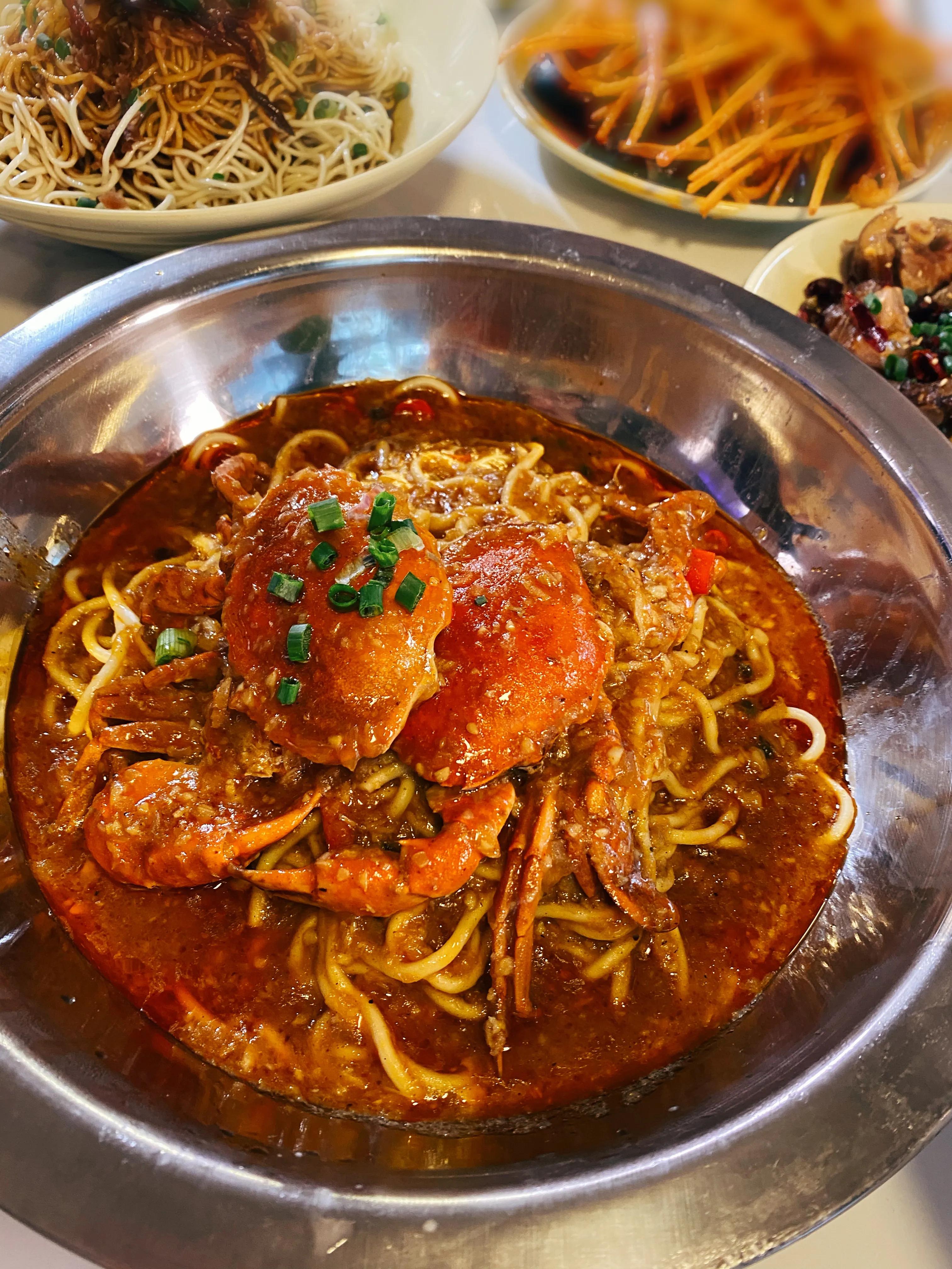 没想到西安这家饭店，把虾做出了各种“花”，排队吃虾人真多