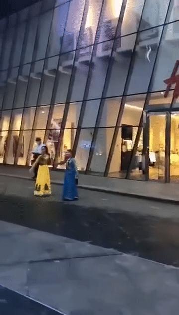 美国亚马逊下架中国棉！*疆新**小姐姐HM门前跳舞，网友惊呼太美