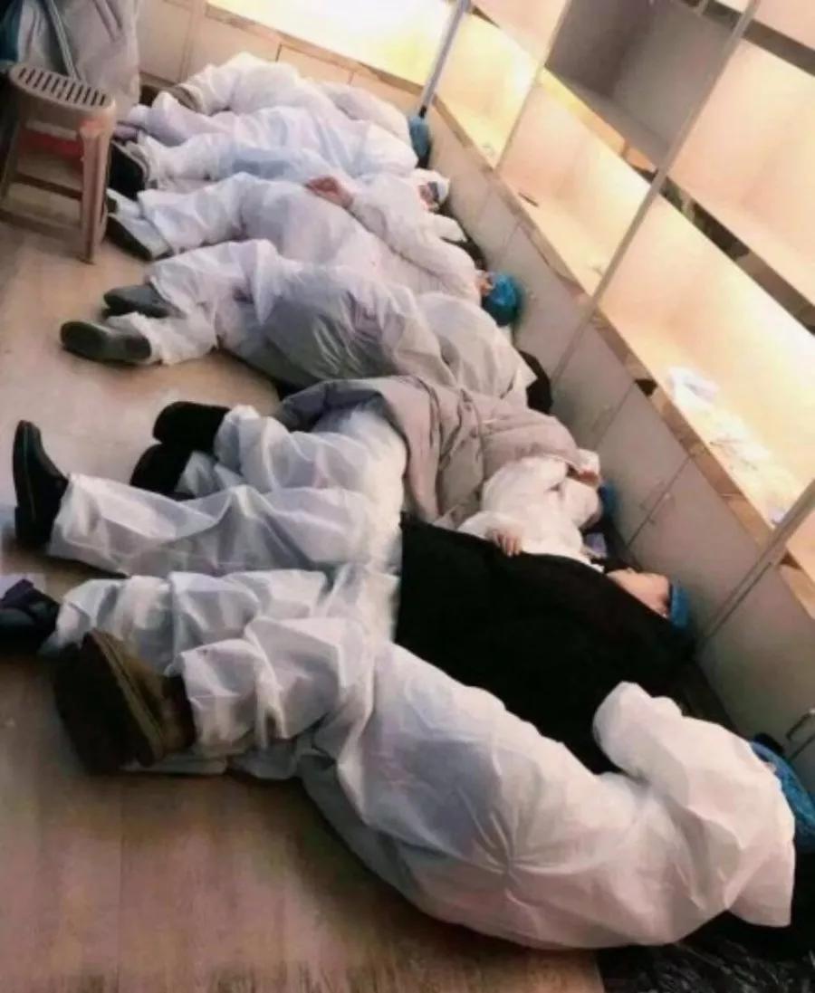 抗击肺炎医生累倒的图文,抗击肺炎医生们都累了