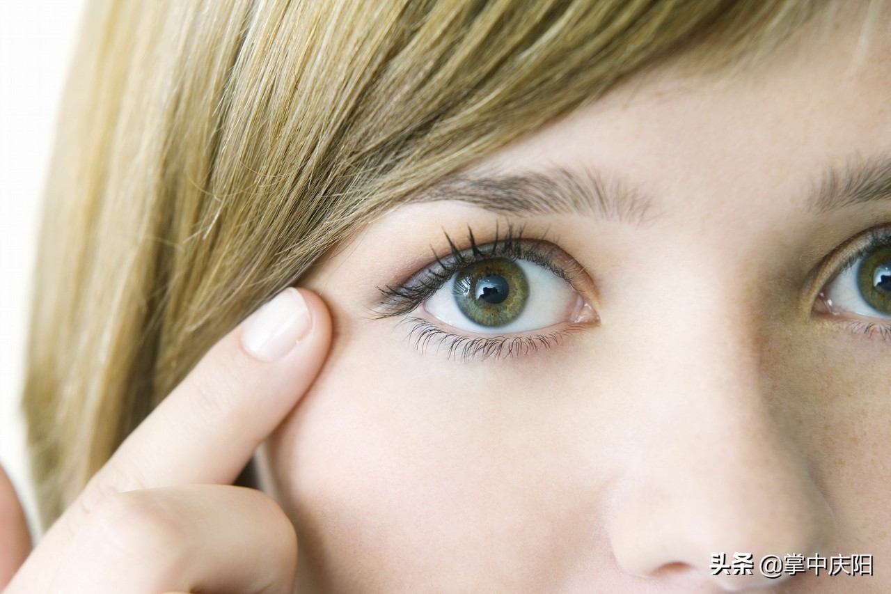 眼周长了很多小颗粒好多年都没消,眼周长小颗粒去医院看什么科室