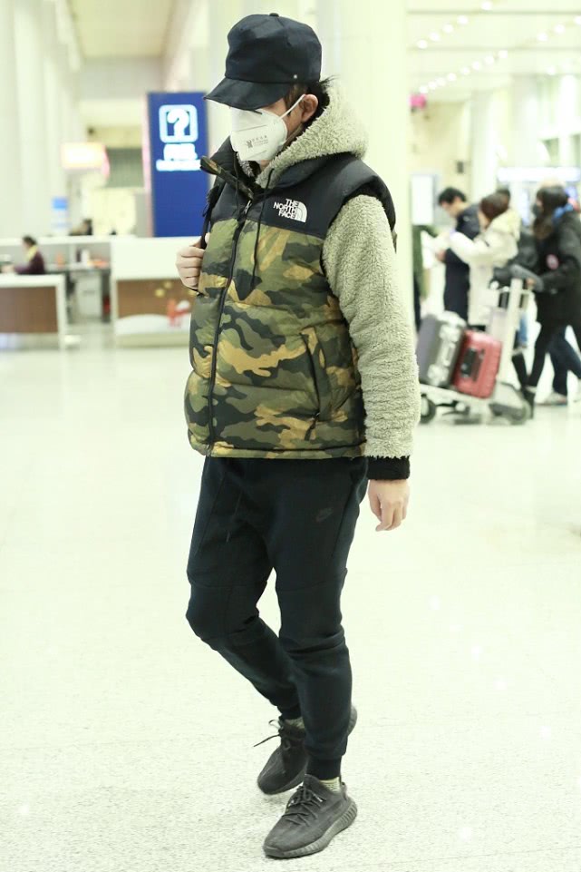 潘粤明同款加绒牛仔外套,潘粤明一身红色棉服