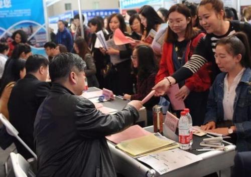 工作不分贵贱曾教授,北大硕士苏黎兰回家当油漆工