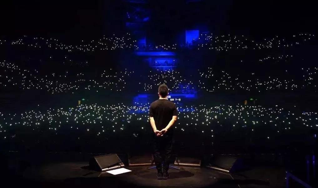 第一次看许巍演唱会哭了,许巍第一次难过的时候