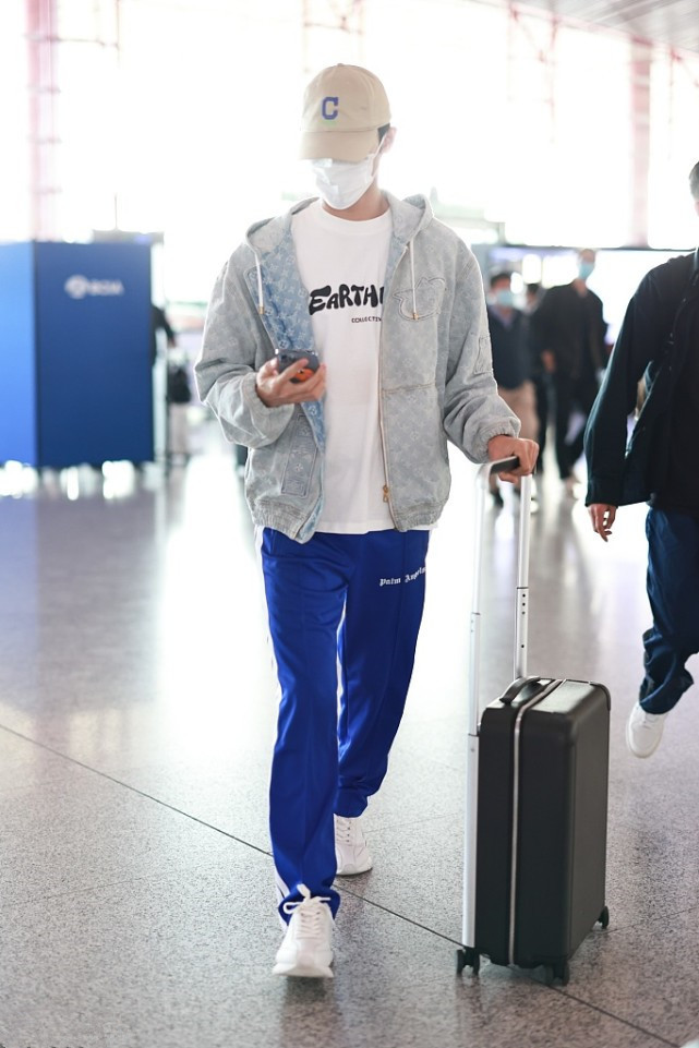 王凯还是小年轻，穿牛仔夹克下搭运动风裤子，少年感都出来了