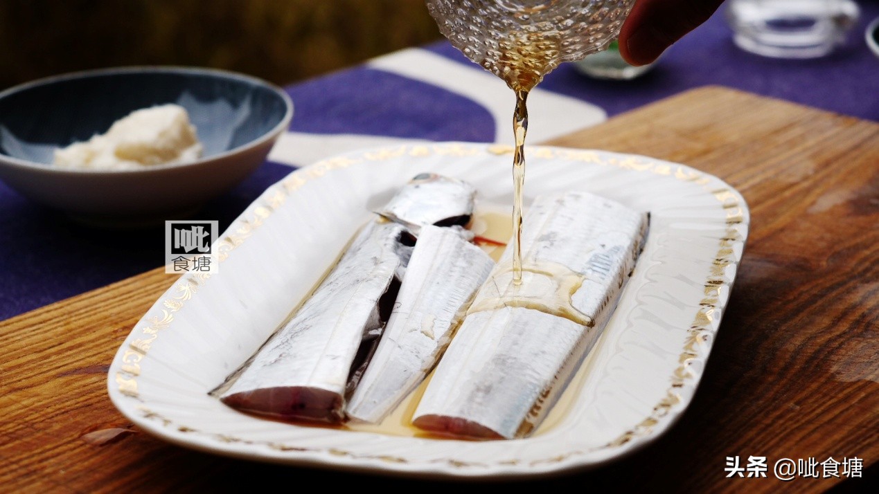 新鲜的带鱼清蒸几分钟,新鲜带鱼不用油煎怎么烧好吃