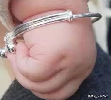 宝宝都戴银手镯,宝宝手上戴银手镯的寓意