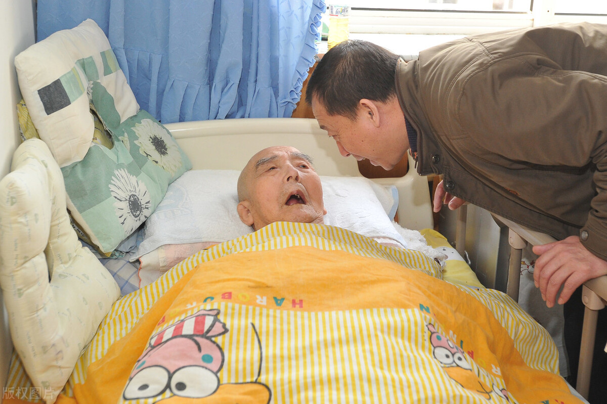 老人得了重病该不该继续治,老人年纪大了重病要不要治疗