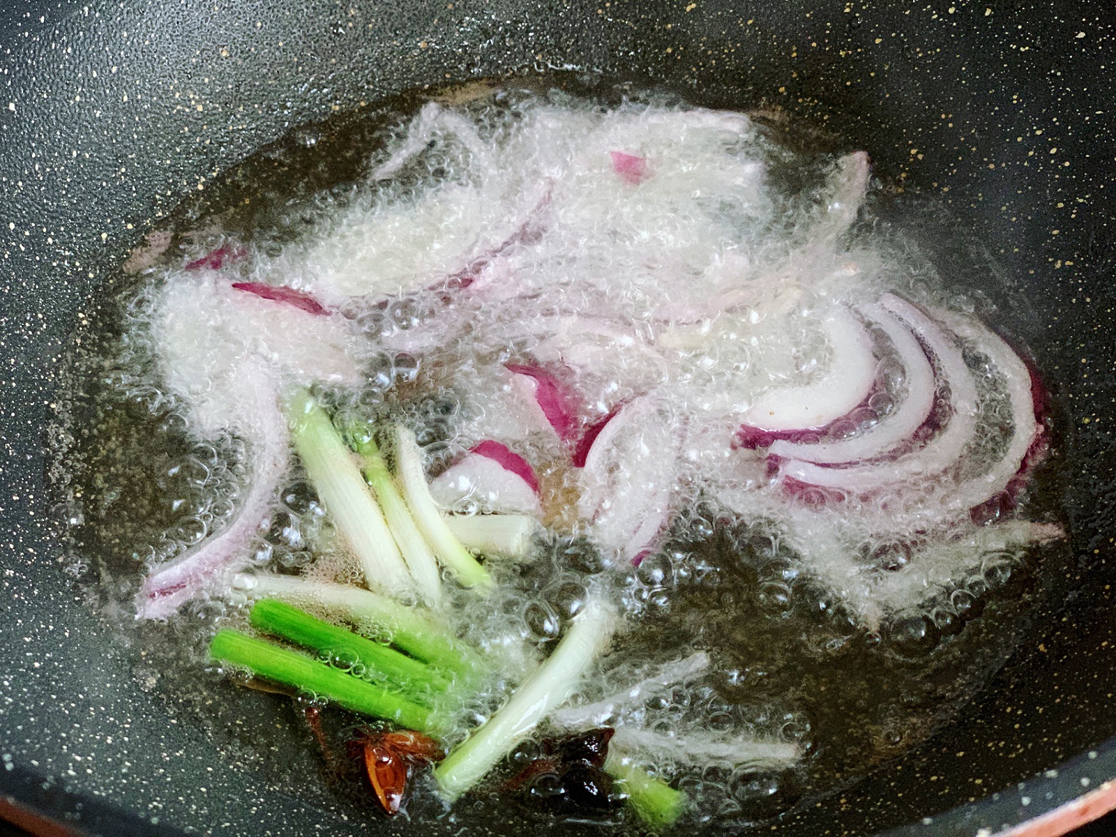 袋装蒜蓉辣酱做什么好吃,袋装的蒜蓉辣酱能做什么吃