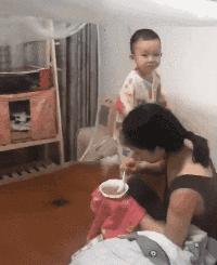 2个娃身上突然多处淤青，到底是谁虐的？