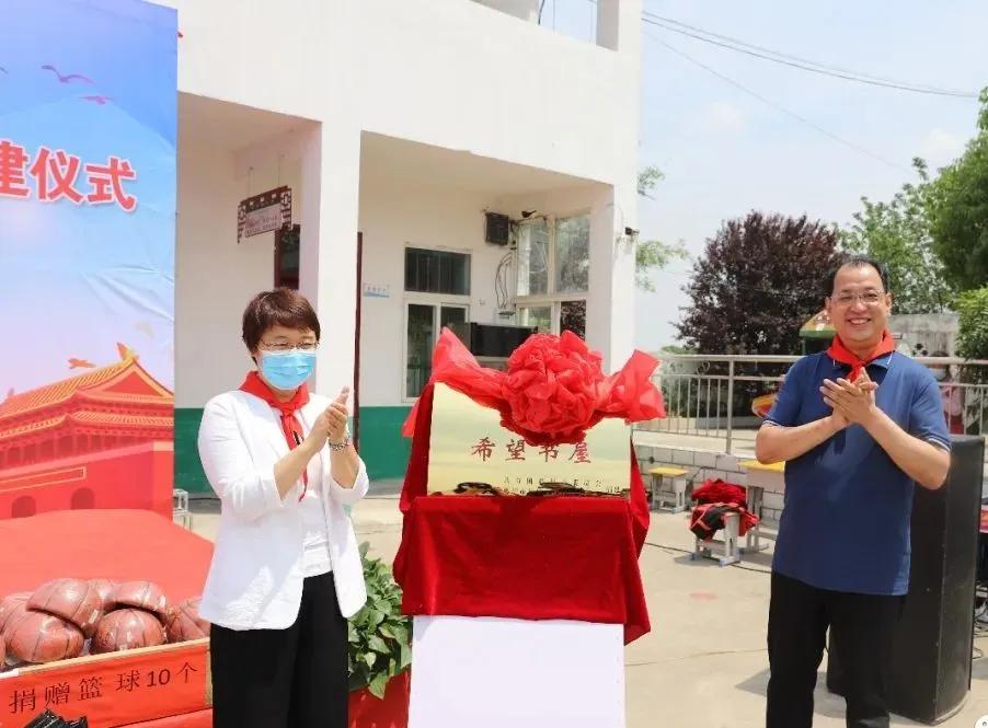 爱心志愿者为农家书屋赠送书,邓州爱心人士捐款