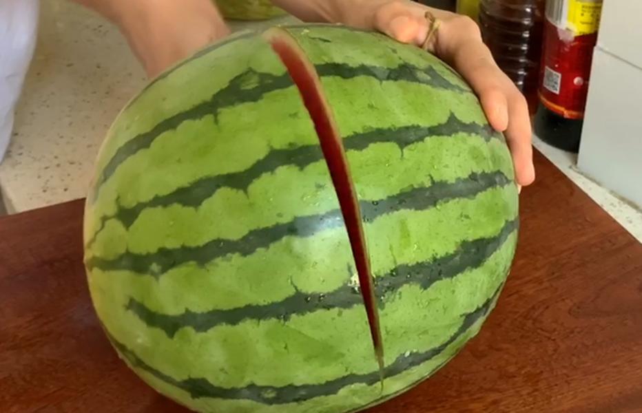 买西瓜时不要敲敲打打,买西瓜时怎么挑到又沙又甜的