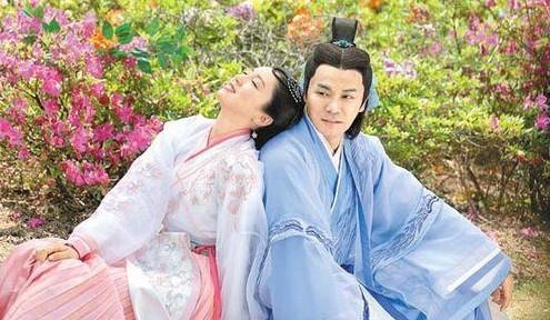 妻子上联：樱桃小口，齿椤椤，吞粗吐细，丈夫下联让她羞红了脸