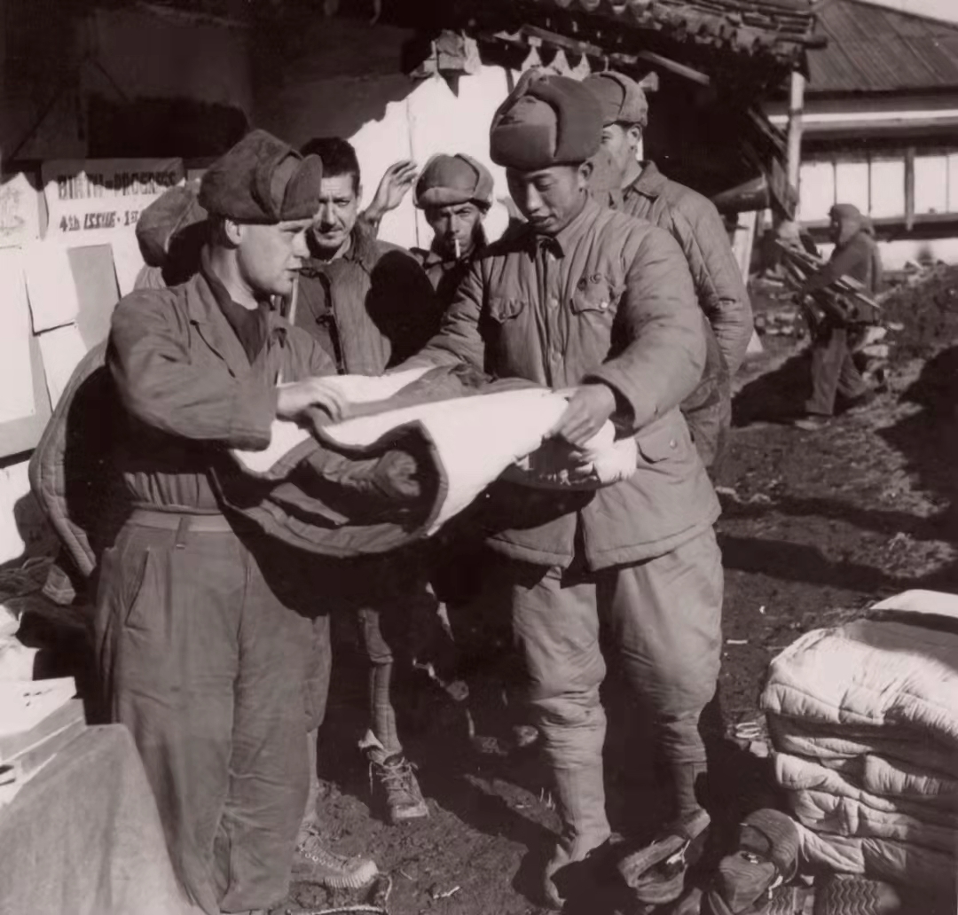 志愿军管理的战俘营，为土耳其战俘购买活鱼，美军战俘每人一只鸡