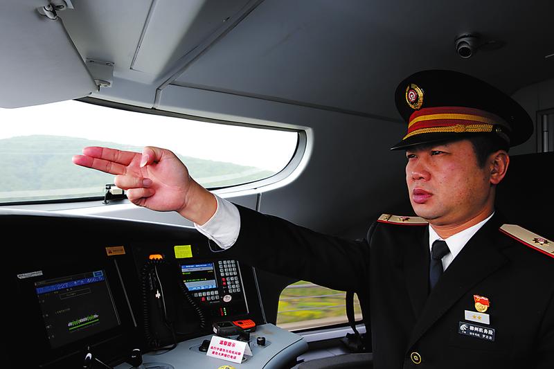 驾驶火车40多年的老司机,火车老司机用青春亲历中国速度
