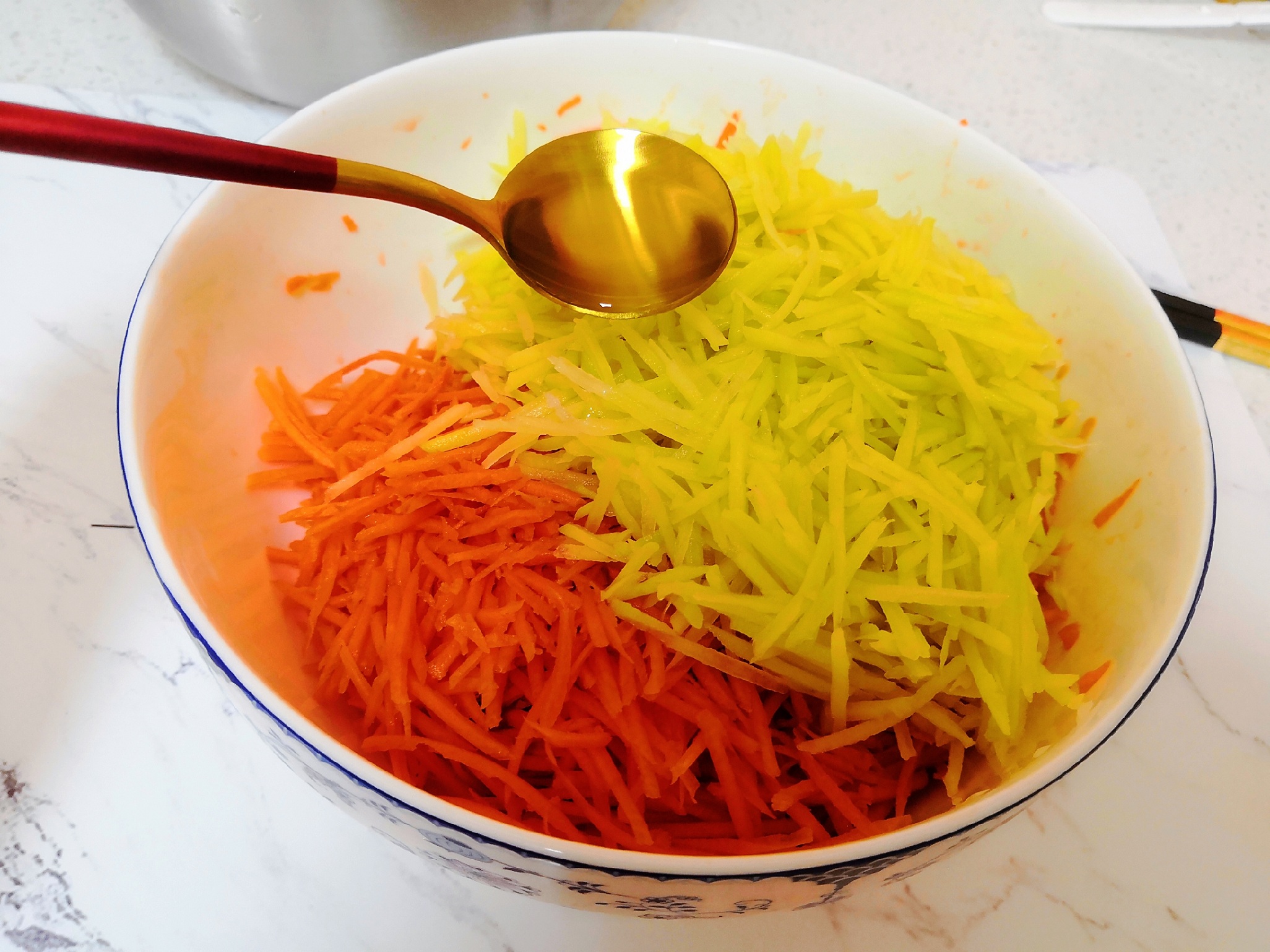 一个土豆和胡萝卜可以做什么美食,土豆和胡萝卜不加配料的神仙吃法