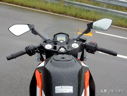 推荐车的长腿小姐姐,新手骑仿赛摩托车推荐