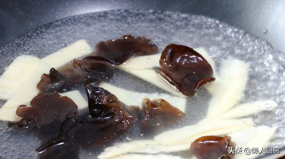 脆皮五花肉蘸料做法,五花肉裹淀粉油炸