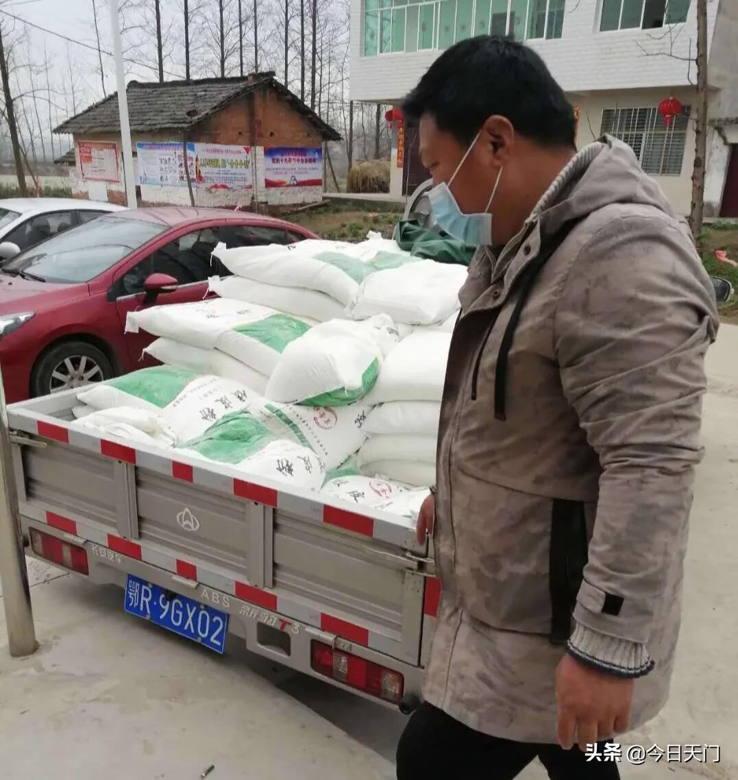 他行动不便，为500多户村民当起“代购员”，一干就是20多天