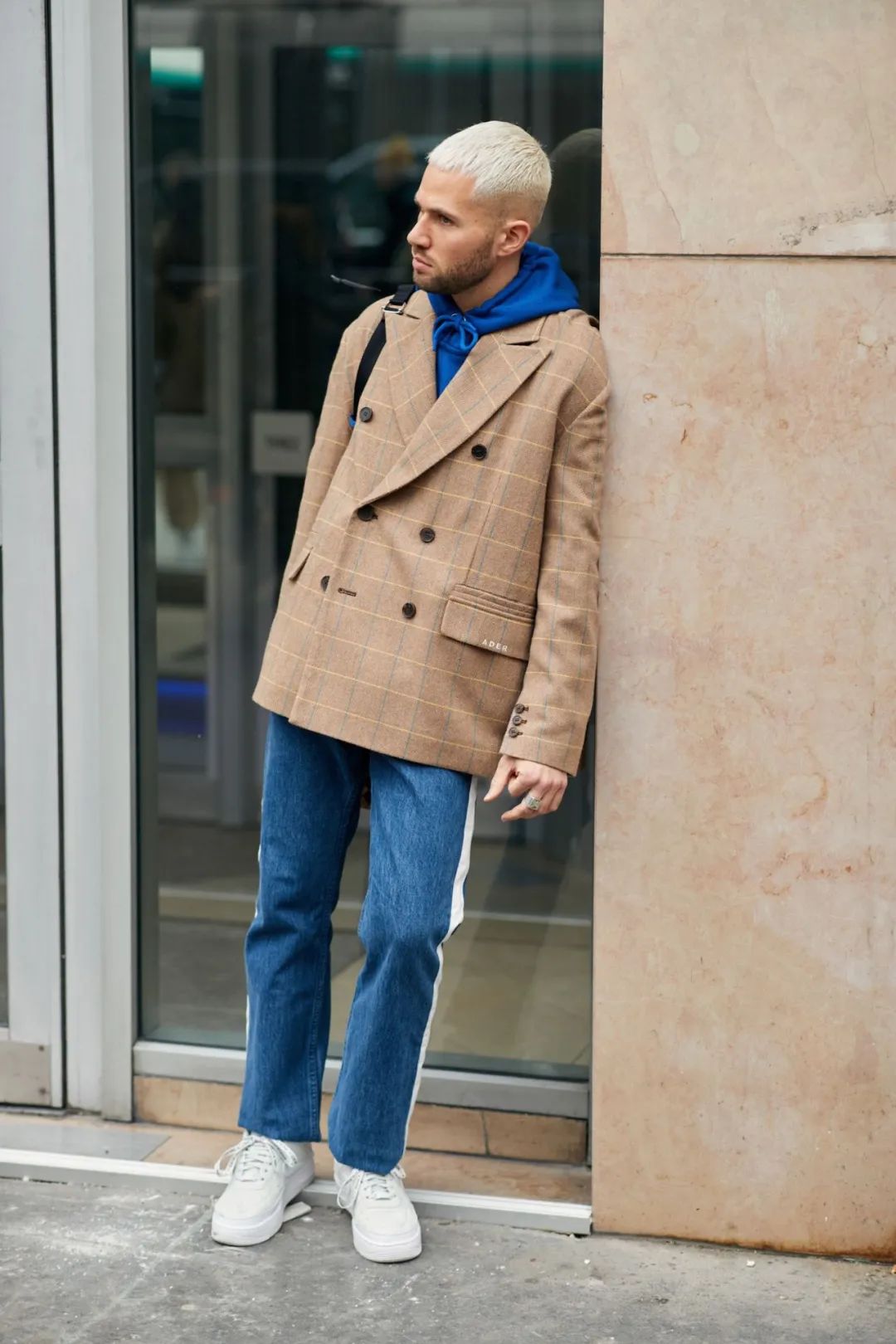 男士西装打底衫搭配运动鞋,西装牛仔裤可以搭配男运动鞋