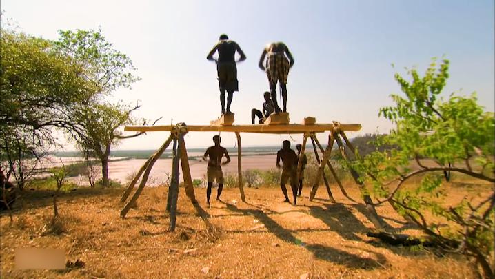 非洲传统伐木工艺，一月才赚600元，曾被列为非物质文化遗产