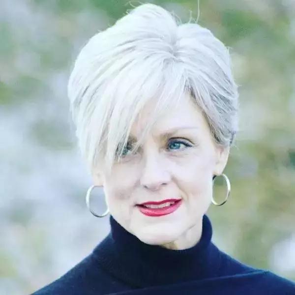 60岁奶奶穿搭时尚,60岁奶奶的时尚穿搭