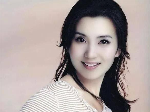 陈好身穿深蓝色礼服亮相,陈好最新穿衣图