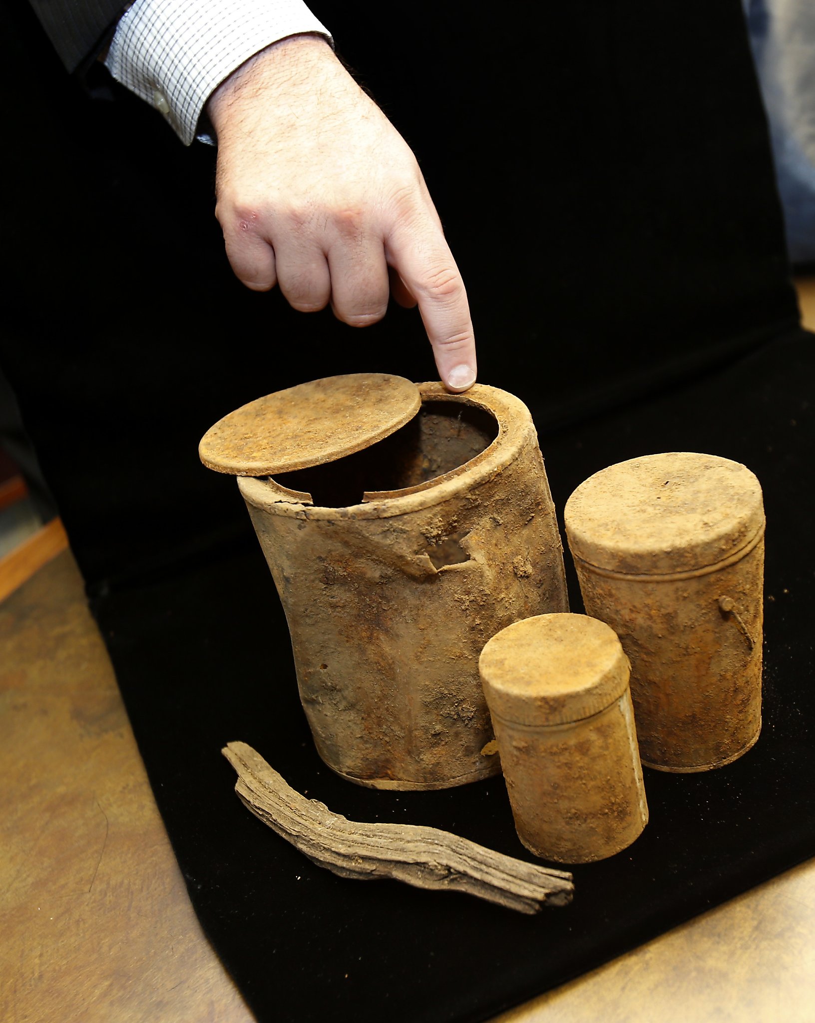 美夫妇遛狗时发现一罐金币，竟是百年前劫匪所藏，网友：我要养狗