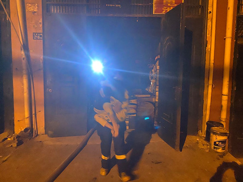 消防员在后院起火视频,民警火场救出两孩子后又冲进火场