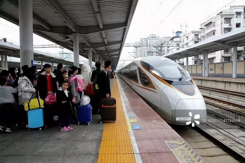 春运返乡多线路火车票开票即售罄,春运火车票开抢愿回家之路更顺畅