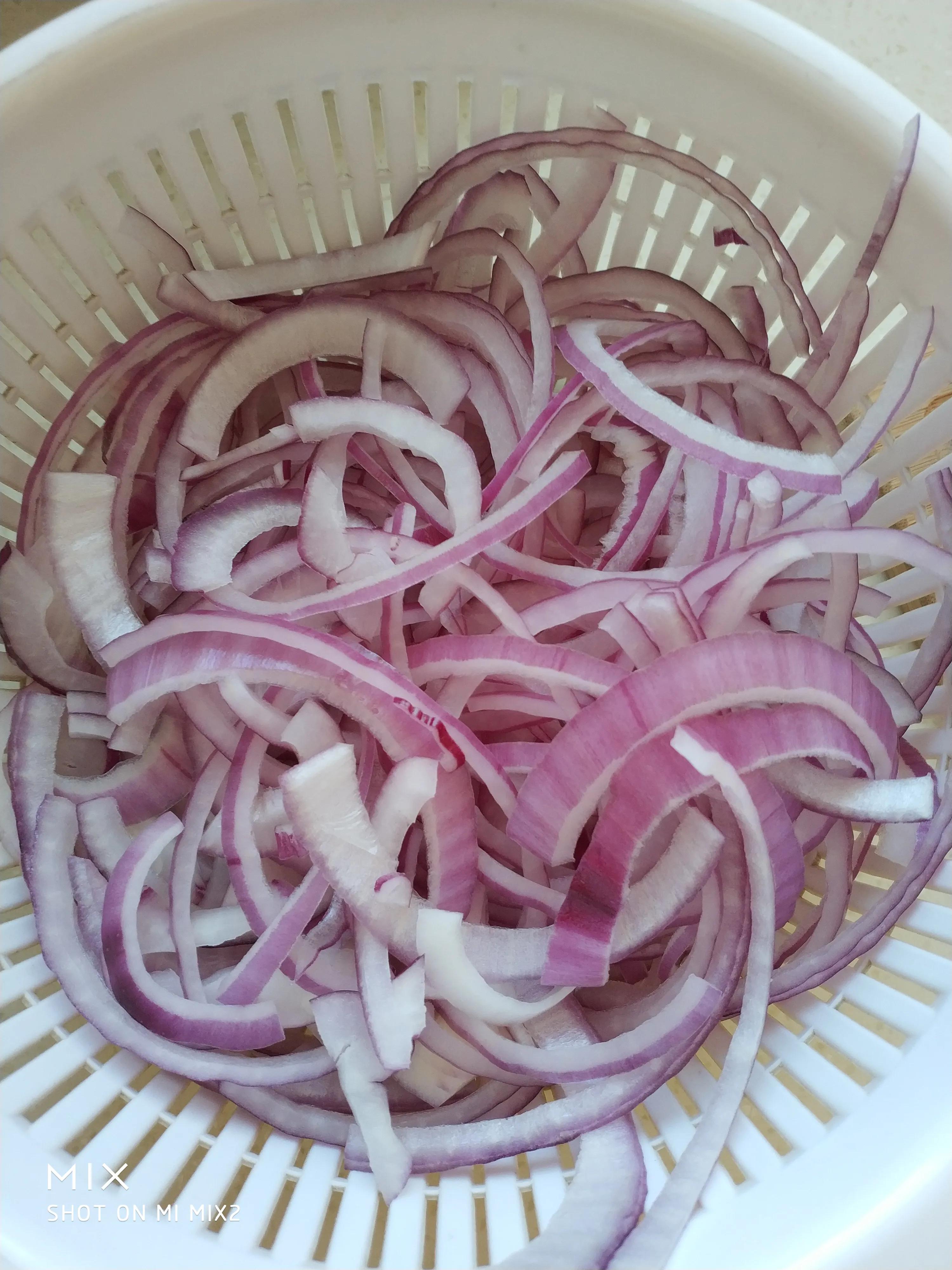 洋葱炒熟之后是什么味道,洋葱直接生吃什么味道