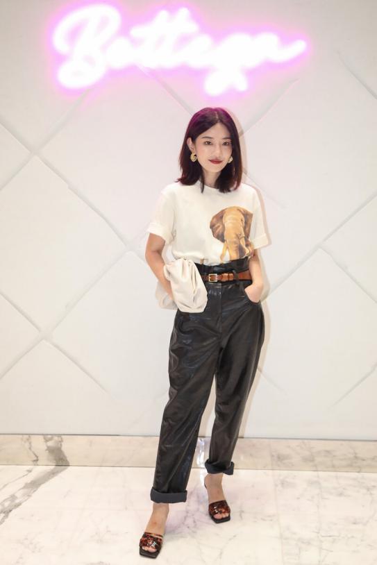 新款皮裤洋气又时髦怎么搭配,质感十足的皮裤今年流行这么穿